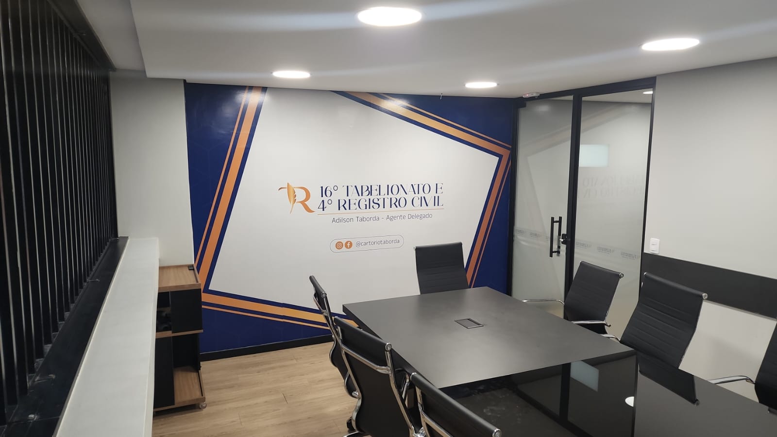 Fachada interna com logomarca e recepção
